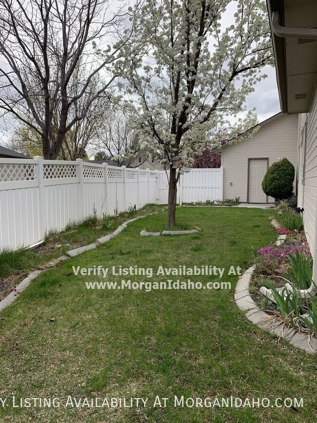 Building Photo - 3014 N High Desert Wy