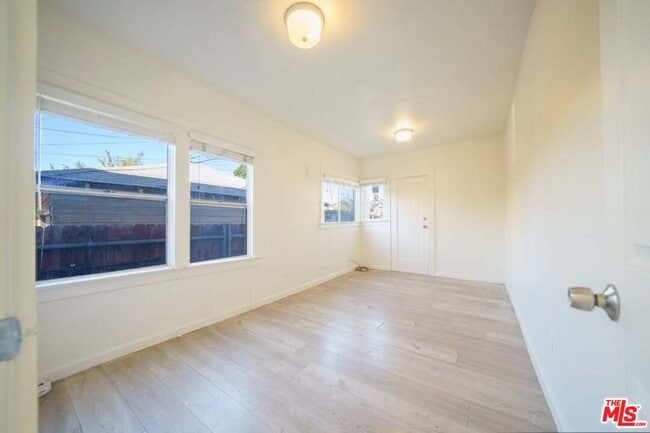 Building Photo - 433 E 41st Pl