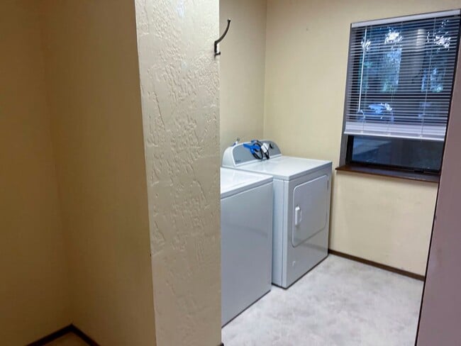 Building Photo - Pet-Friendly AMAZING Home Close To Town, Yet Private And Peaceful!