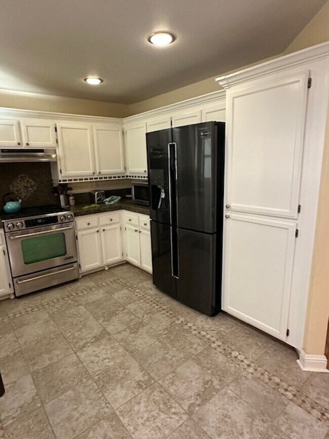 Building Photo - 9507 Lazy Creek Dr