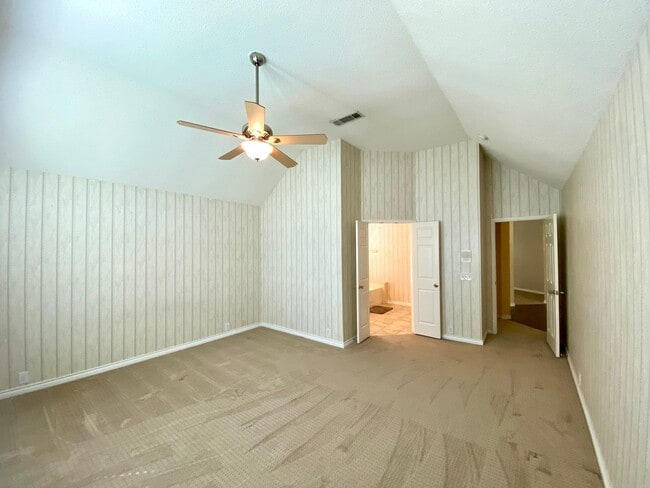 Building Photo - Introducing this inviting 3-bedroom, 2-bat...