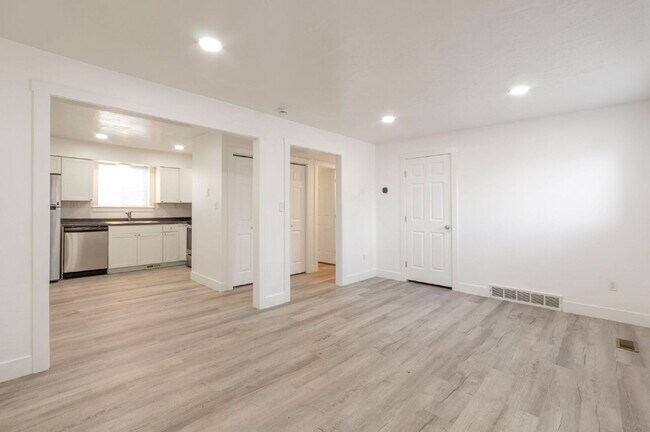 Building Photo - North Salt Lake 2 BD 1 BA - $500 Amazon Gift Card!! - $500.00 Security Deposit OAC -Brookside Lof...