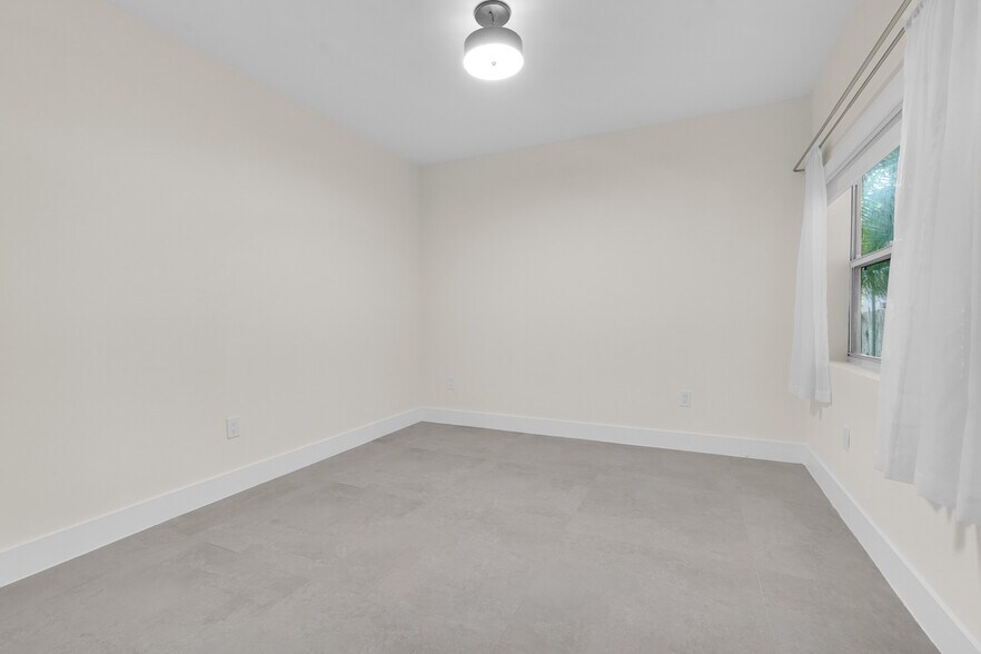 Building Photo - 52 NW 47th Ter