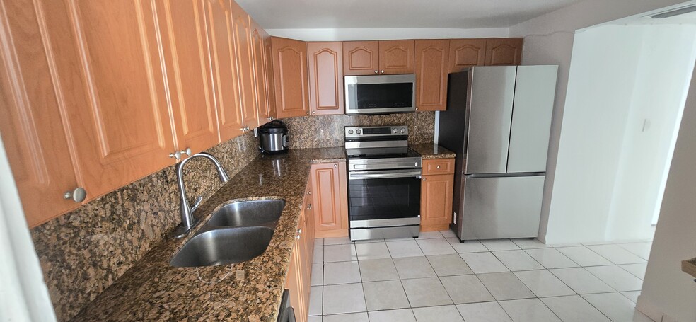 Renovated kitchen - 1800 Collins Ave