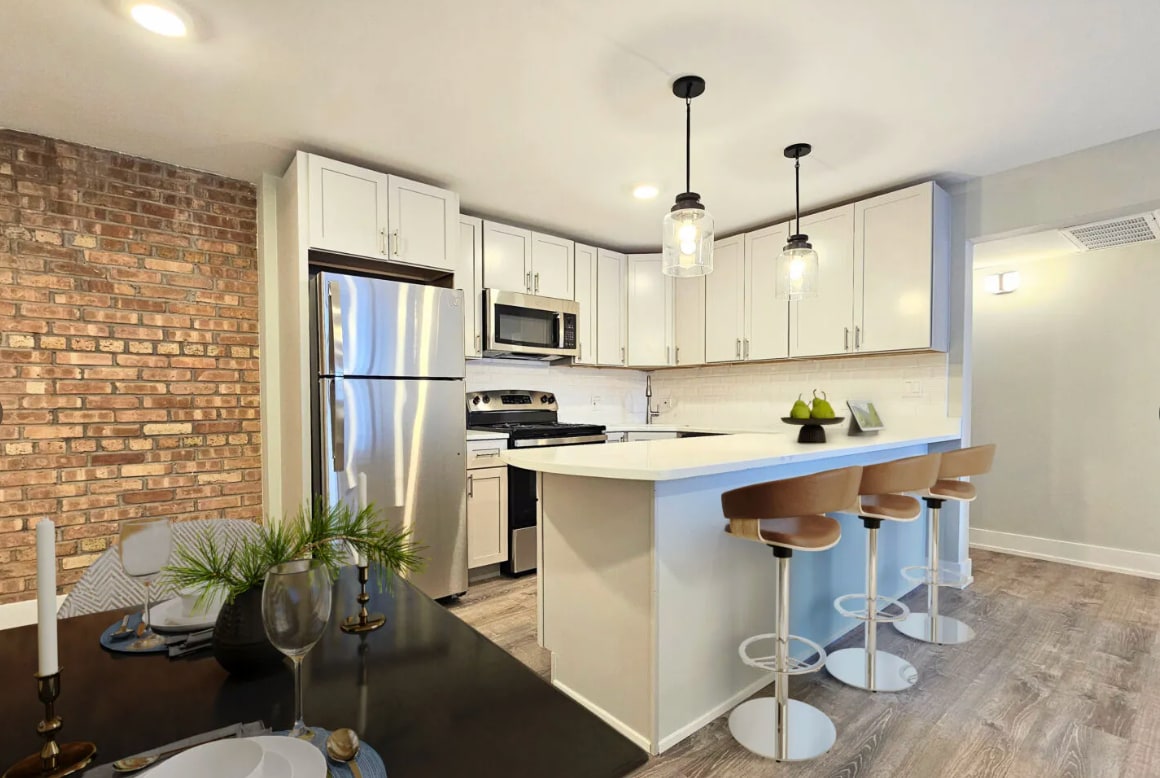 Building Photo - 1223 N La Salle Dr