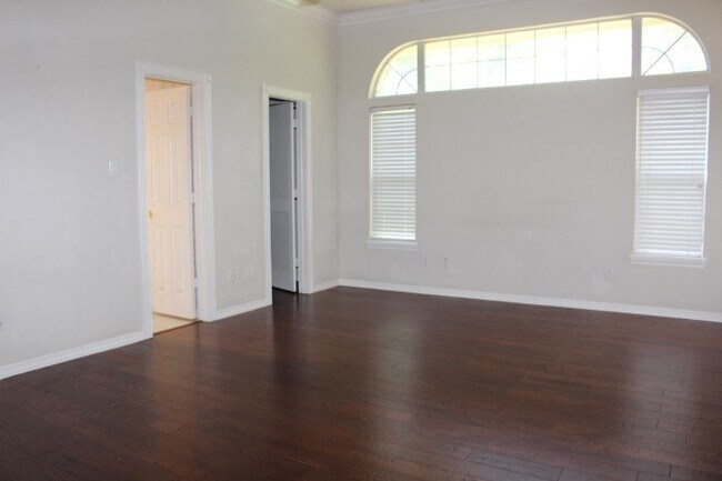 Building Photo - Great West side home located close to shop...