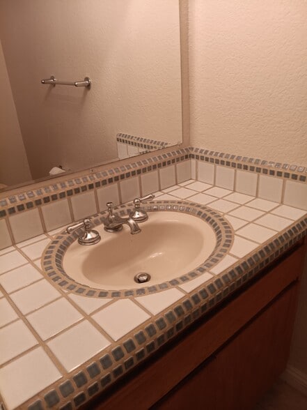 Downstairs Powder Room - 1964 Windmill Cir