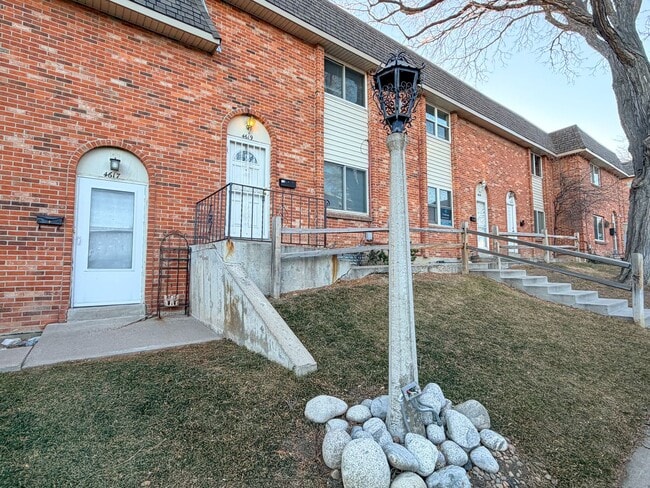 Building Photo - Updated Townhome with Covered Parking!
