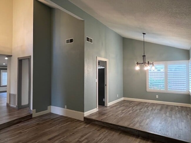 Building Photo - FAIR OAKS BEAUTY WITH POOL, SPA & SOLAR!!