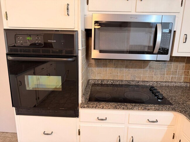 Building Photo - AVAILABLE NOW!