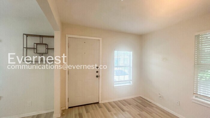 Building Photo - 125 Magendie St