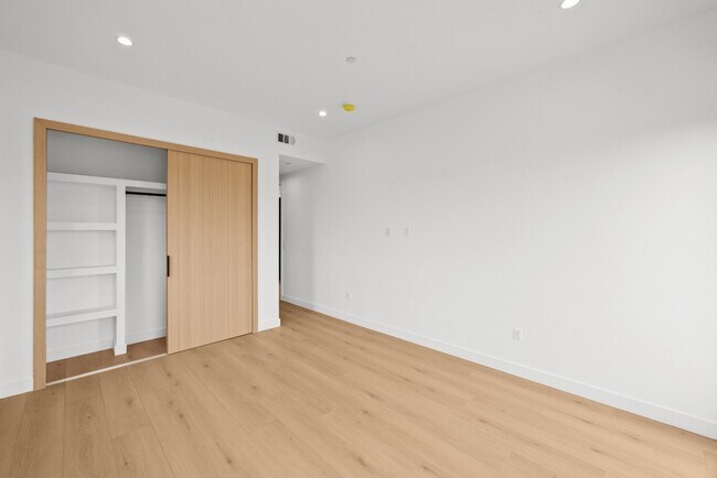 Building Photo - Bright and Spacious Newly Renovated Townhome | 5 Bedroom | 5 Bathroom | Parking Included
