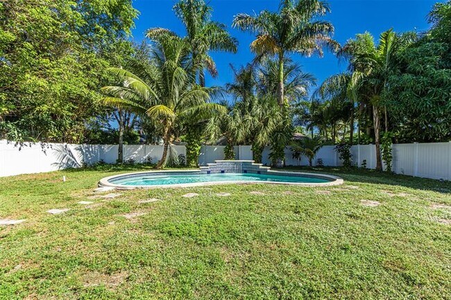 Building Photo - 936 NE 26th Ave