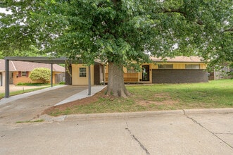 Building Photo - 1021 W Woodcrest Dr