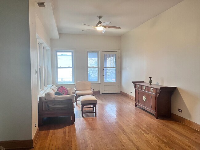 Building Photo - 549 W Belmont Ave