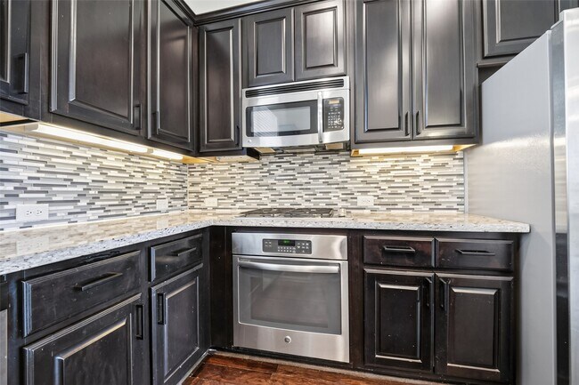 Building Photo - 2707 Shadybrook Meadow Dr
