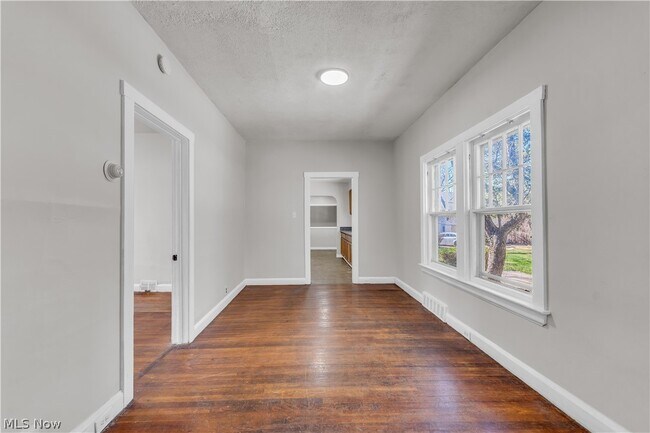 Building Photo - 2150 Glenridge Rd