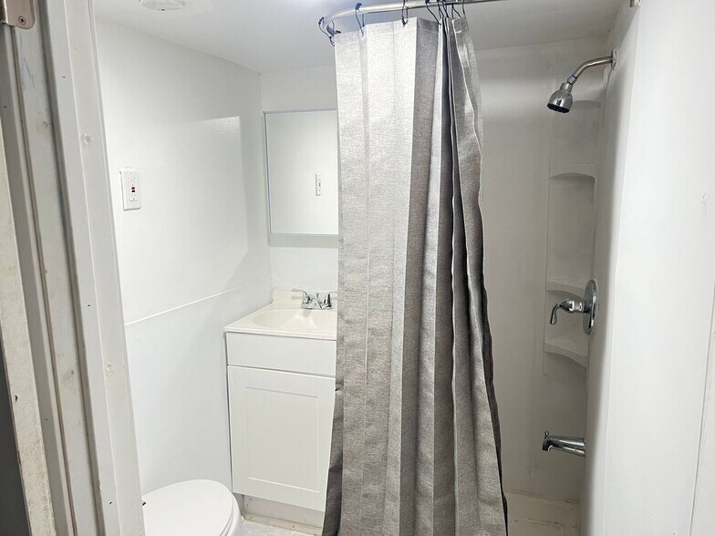 Building Photo - 1240 Landon Rd