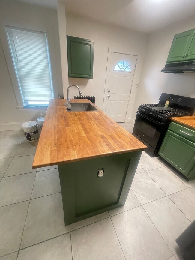 Building Photo - 204 S Ann St