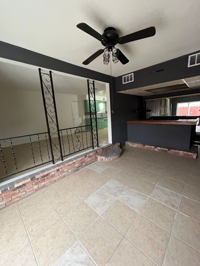 Building Photo - 427 N Santa Ana St