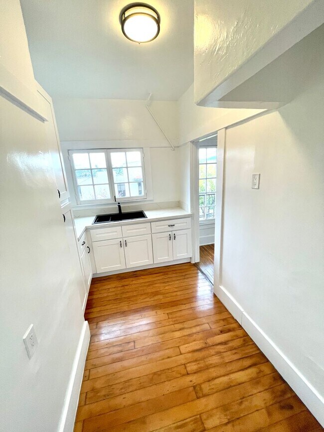 Building Photo - Spacious, studio located Echo Park! Move-i...