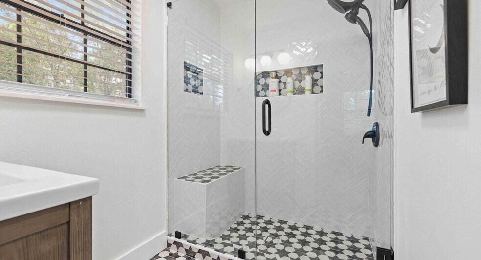 Building Photo - 33 Santana Dr