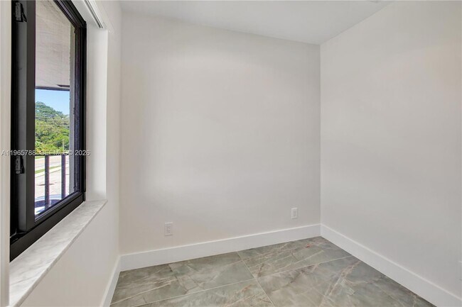 Building Photo - 5980 SW 40th Ave