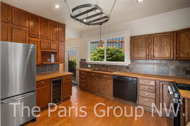 Building Photo - Adorable 3br, 2ba West Seattle Remodel * B...