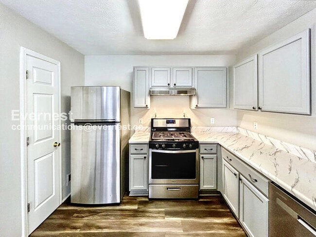 Building Photo - 3-Bedroom Home with Garage / Pet-Friendly ...