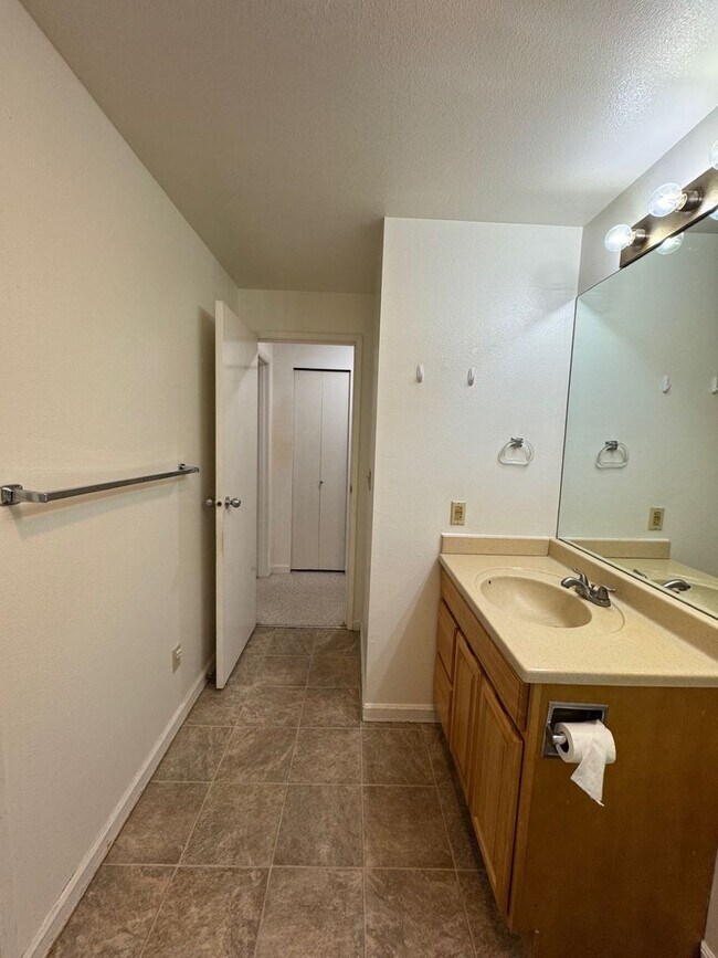 Building Photo - Cozy 2 Bed 1 Bath Condo, Wensley Court Fac...