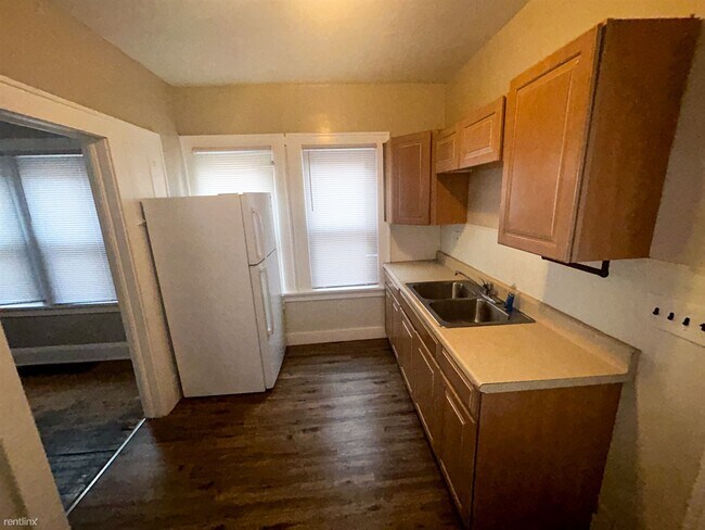Building Photo - 2 br, 1 bath Duplex - 390 East 162nd Stree...