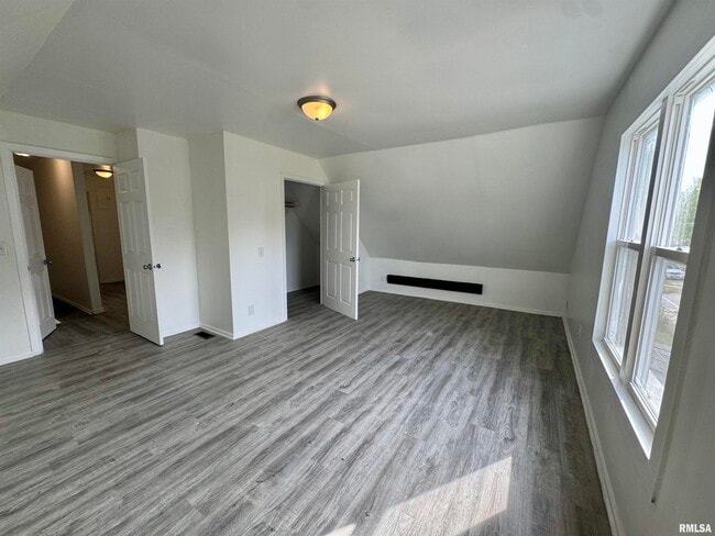 Building Photo - 619 13th Ave