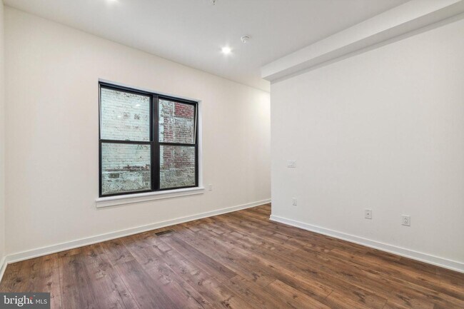 Building Photo - 6211 Woodbine Ave