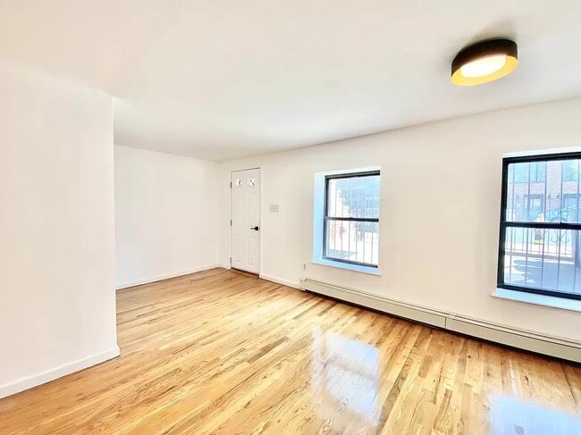 Building Photo - 623 Monroe St