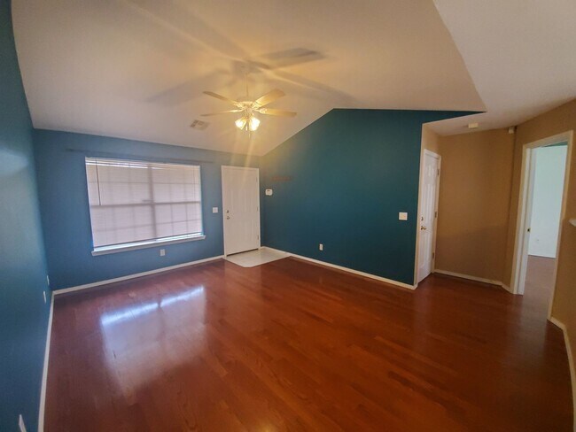 Building Photo - PRELEASING FOR EARLY MARCH! (3) Bed/(2) Bath NE Norman!