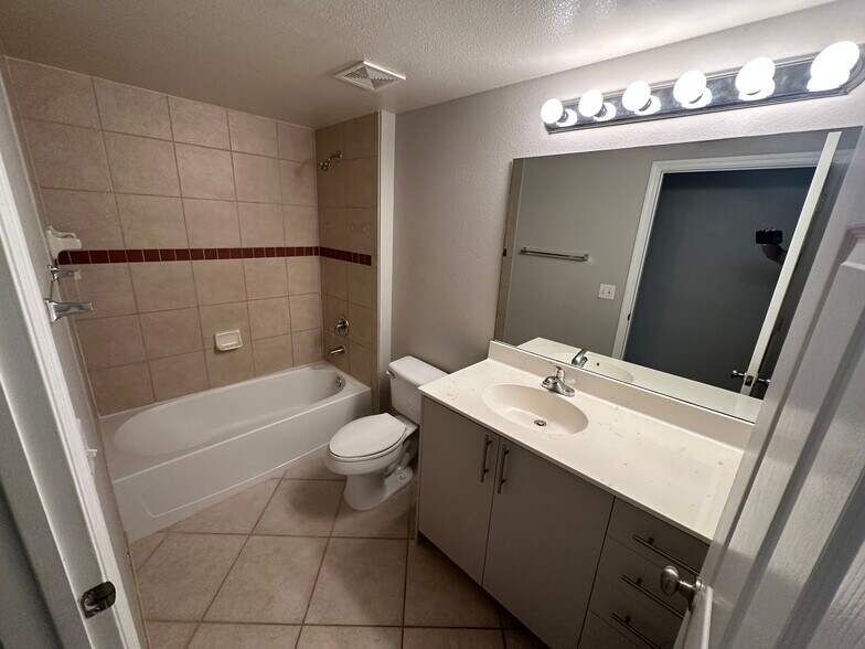 Building Photo - 6530 Emerald Dunes Dr