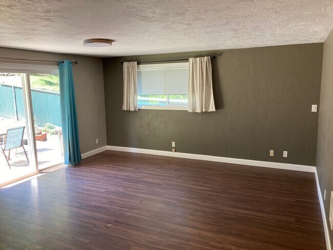 Building Photo - Nice 3 bedroom, 2 bath house in a great ne...