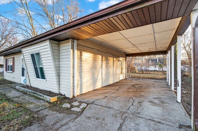 Building Photo - 1218 Maple Ave