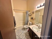 Building Photo - Charming 2-Bedroom Apartment in the Heart ...