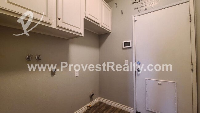 Building Photo - 3 Bedroom 2 Bath Hesperia Home with a bonu...