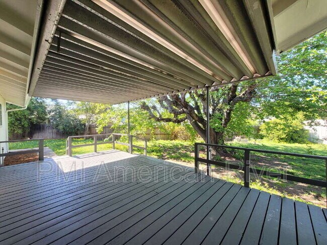 Building Photo - 2462 Town Cir