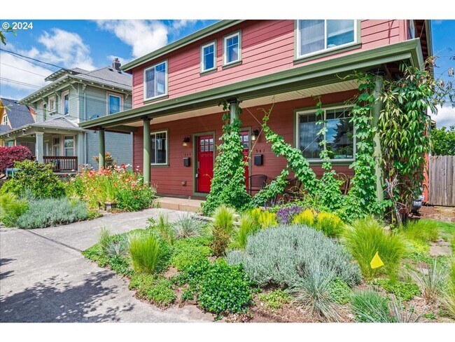 Building Photo - Charming 3-Bed, 2.5-Bath Townhome with Private Patio, Open Floor Plan, and Prime King Neighborhoo...