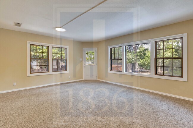 Building Photo - 2205 Sharon Ln