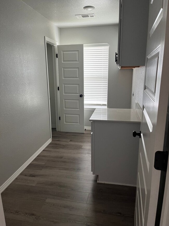 Building Photo - COX-NORTHRIDGE DRIVE TOWNHOMES