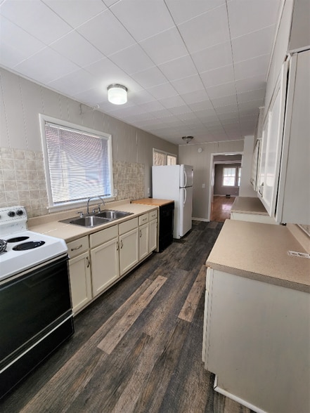 Building Photo - 402 Van Brunt Blvd