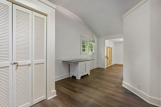 Building Photo - 1209 Roosevelt Dr