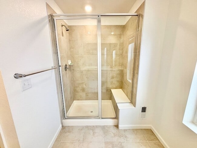 Building Photo - SECOND MONTH FREE RENT!