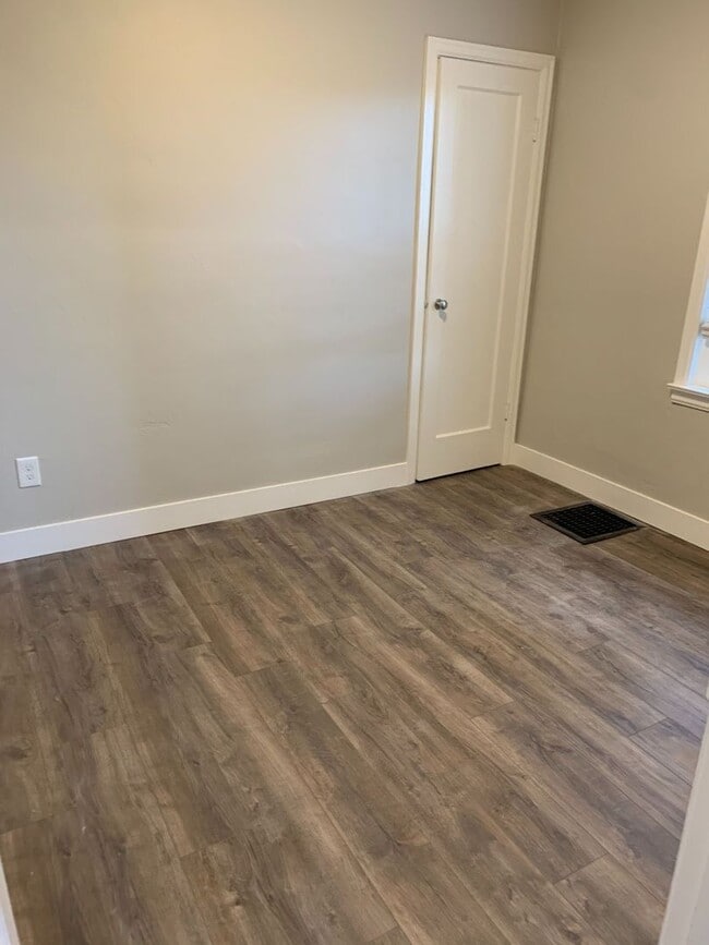 Building Photo - 2 bedroom, 1 bathroom Single Family Home