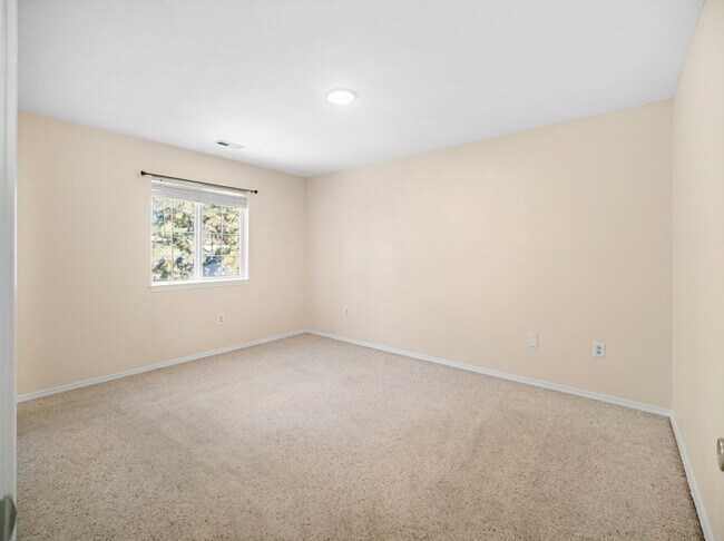Building Photo - Spacious Home with Fenced Yard & Garage – ...