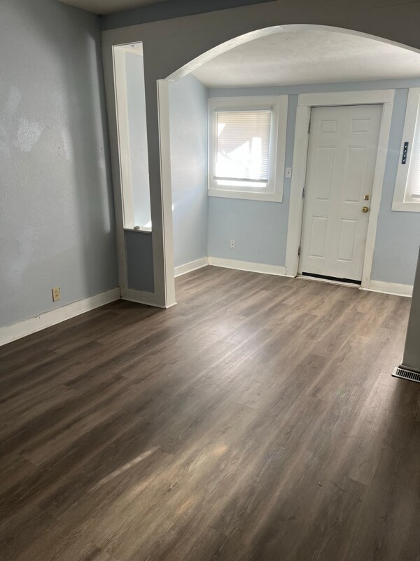 Building Photo - 1102 N Elm St